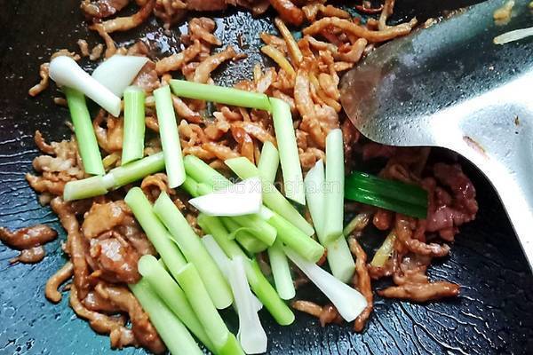 蒜苗肉丝的做法图解9