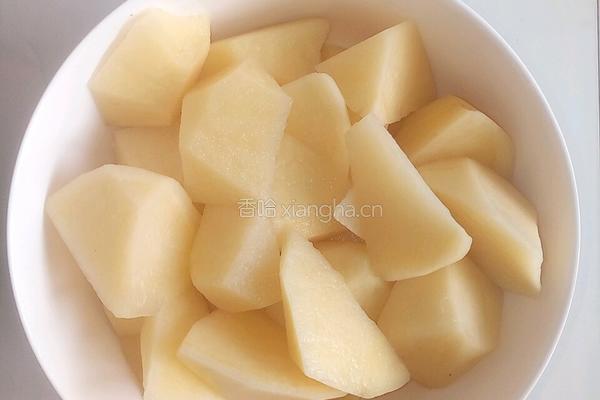 拔丝土豆的做法图解1