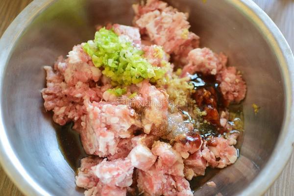 酸菜猪肉馅饺子的做法图解3