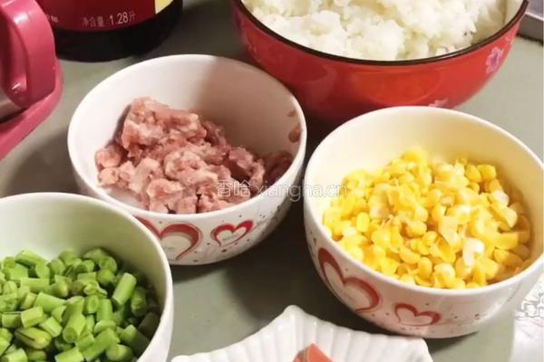 五彩炒饭的做法图解1