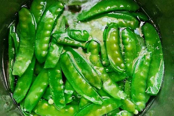 腊肠炒荷兰豆的做法图解3
