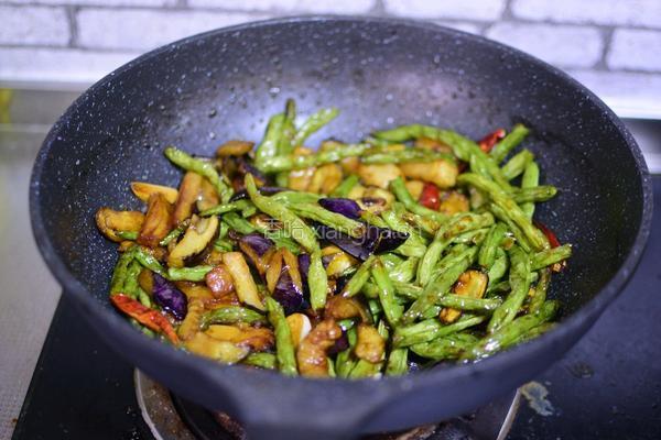 干煸豆角茄子的做法图解9