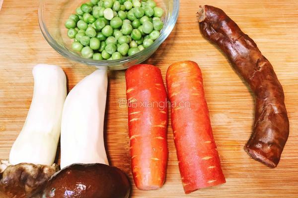 四川—腊肠牛肝菌焖饭的做法图解1
