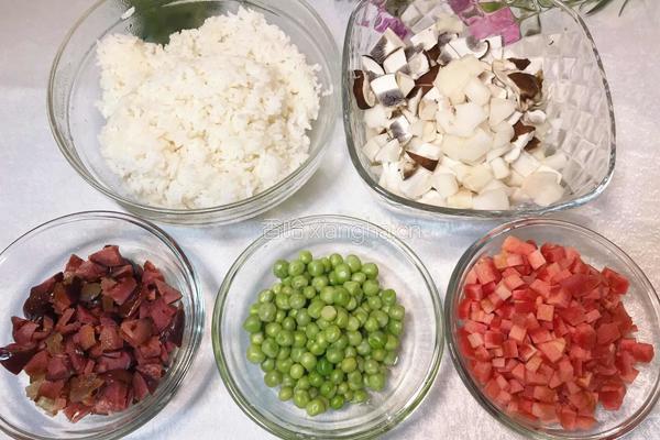 四川—腊肠牛肝菌焖饭的做法图解2