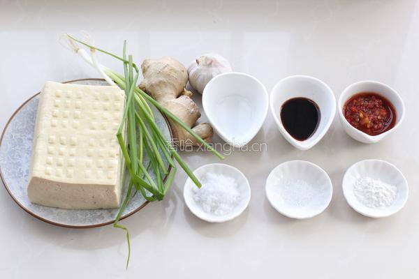 剁椒酱烧豆腐的做法图解1