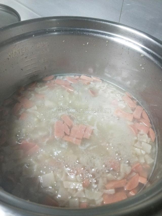水分熬的差不多加入火腿粒，再煮几分钟，加入少量盐、鸡精