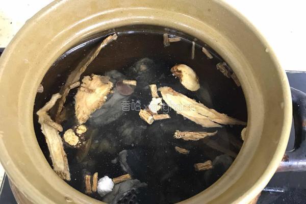 八珍乌鸡汤的做法图解2