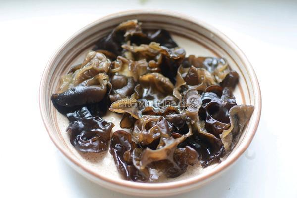 木耳炒鸡蛋的做法图解2