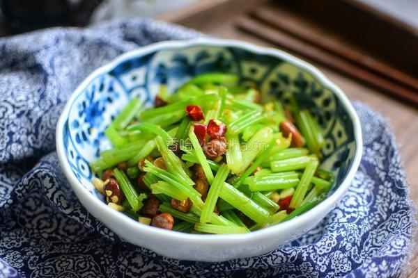 凉拌芹菜花生米的做法图解7
