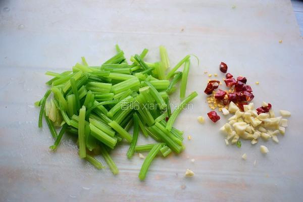 凉拌芹菜花生米的做法图解3