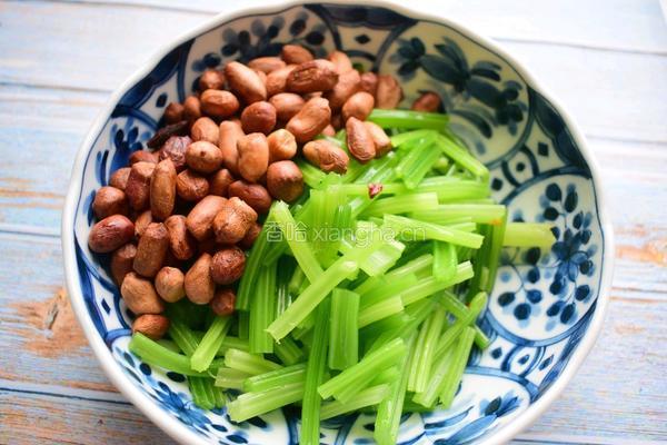 凉拌芹菜花生米的做法图解4
