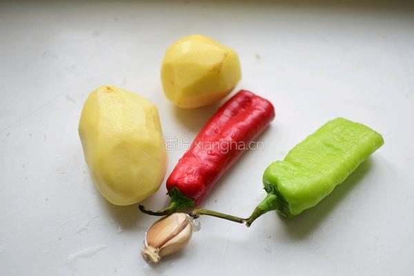 辣椒炒土豆丝的做法图解1