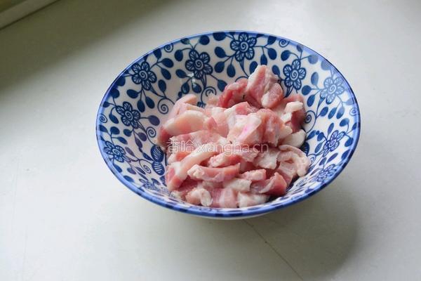 五花肉炒蒜苔的做法图解1