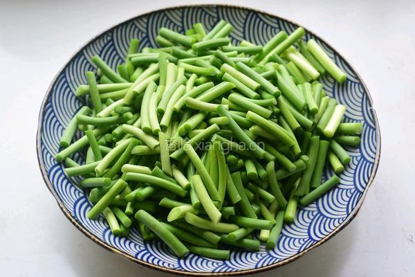 五花肉炒蒜苔的做法图解3