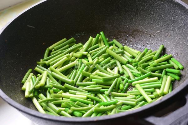 五花肉炒蒜苔的做法图解5