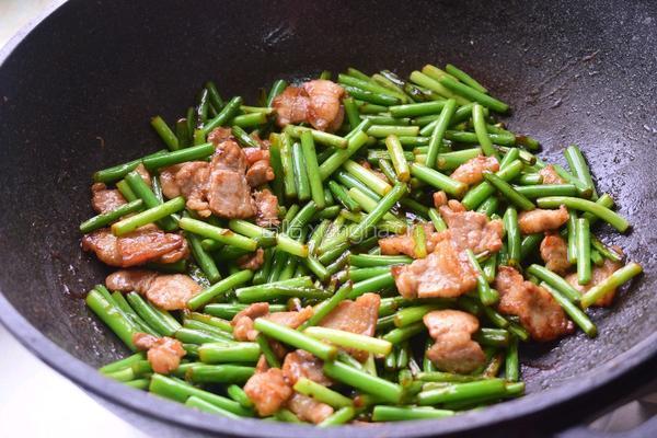 五花肉炒蒜苔的做法图解7