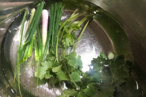 粤式－清蒸水库鲫鱼的做法图解1