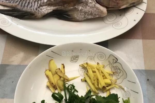 粤式－清蒸水库鲫鱼的做法图解2