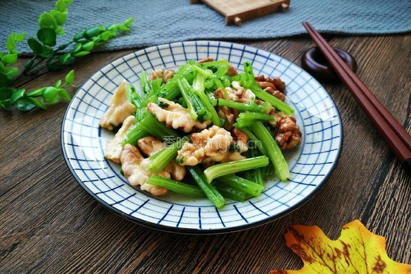  核桃仁拌芹菜的做法图解9