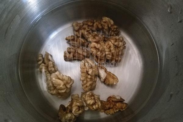  核桃仁拌芹菜的做法图解2