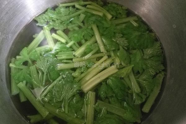  核桃仁拌芹菜的做法图解5