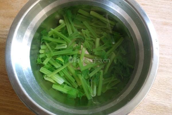  核桃仁拌芹菜的做法图解6