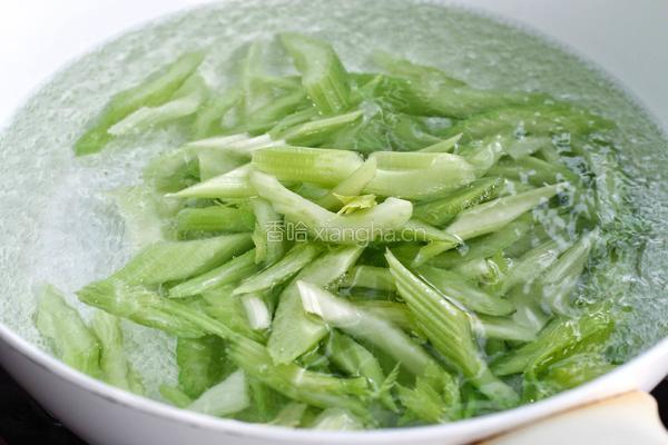 西芹拌腐竹的做法图解3