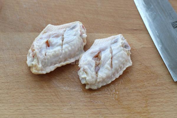 红烧鸡翅炖土豆的做法图解1