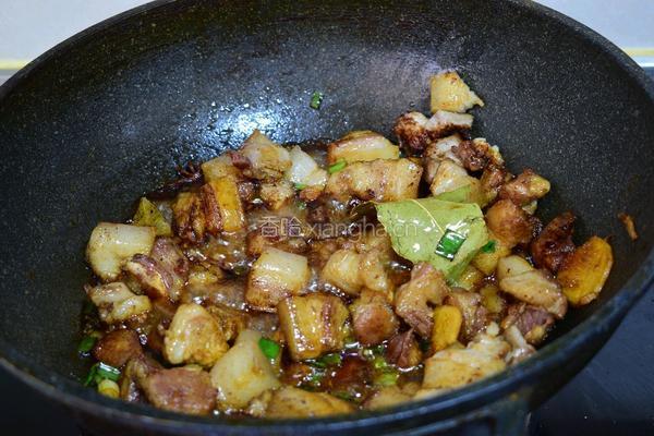红烧肉炖鹌鹑蛋的做法图解5