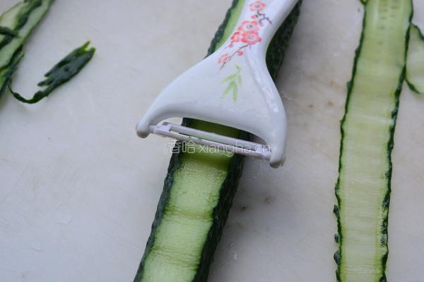 响油黄瓜卷的做法图解1