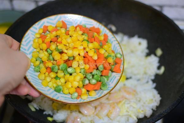 虾仁五彩炒饭的做法图解8