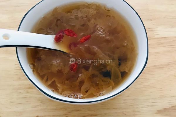 银耳莲子汤的做法图解3