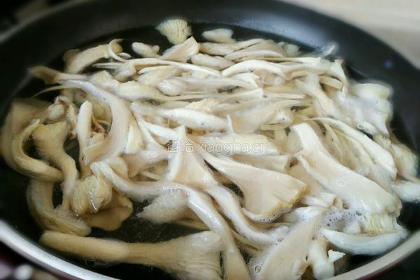 清炒平菇的做法图解2