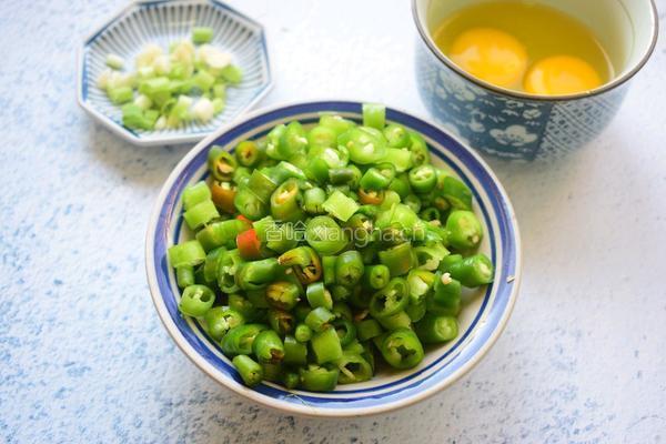 酱炒辣椒鸡蛋的做法图解1
