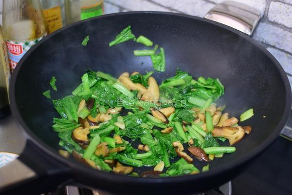 香菇炒小白菜的做法图解7
