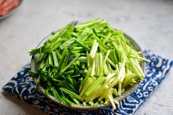 蒜苗炒培根的做法图解2