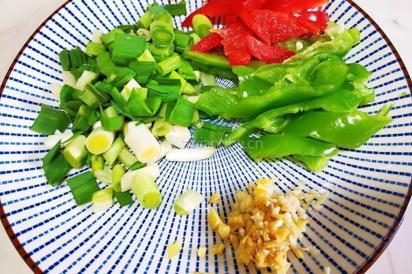 鸡蛋炒腐竹的做法图解4