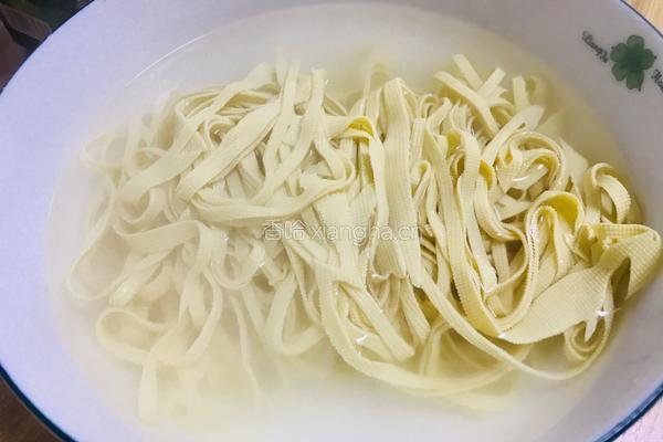 凉拌干豆腐丝的做法图解2