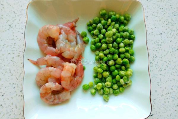 青豆虾仁的做法图解1