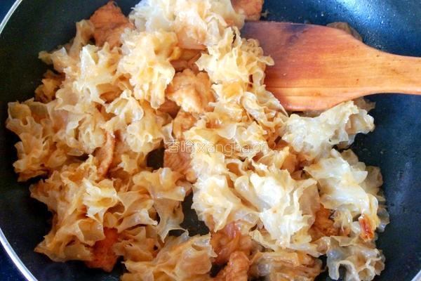 银耳炒肉的做法图解5