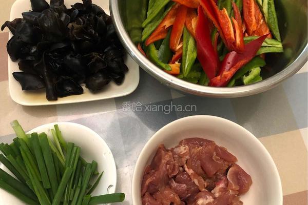 双椒木耳炒肉的做法图解1
