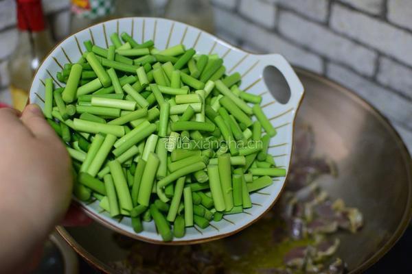 蒜苔炒鸡胗的做法图解6