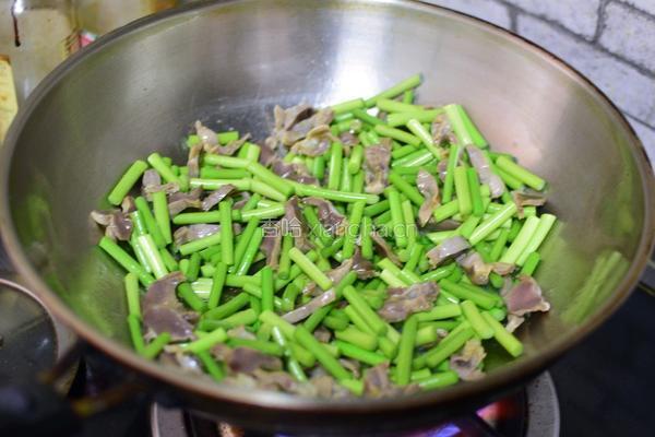 蒜苔炒鸡胗的做法图解7