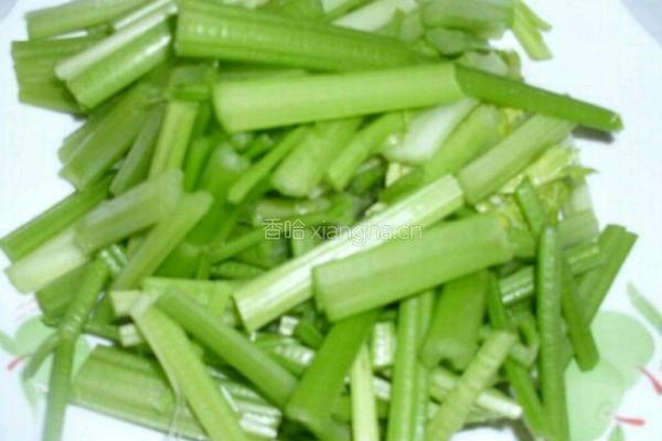 素炒芹菜的做法图解1