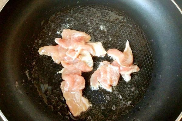 蒜薹木耳炒肉的做法图解2