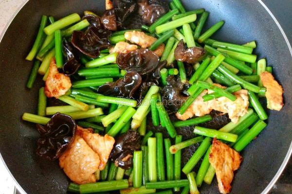 蒜薹木耳炒肉的做法图解5