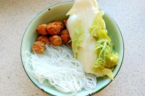 白菜丸子炖粉条的做法图解1