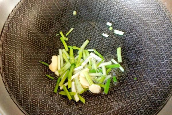 白菜丸子炖粉条的做法图解3