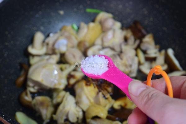 鸡腿炖香菇的做法图解8