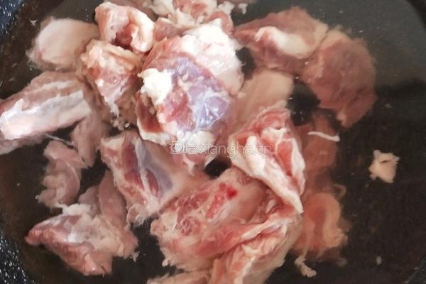 红烧排骨炖土豆的做法图解1